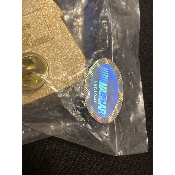 NASCAR 24 Jeff Gordon Collectors Enamel Lapel Pin 2006 Vintage, Hendrix DuPont - Picture 2 of 4